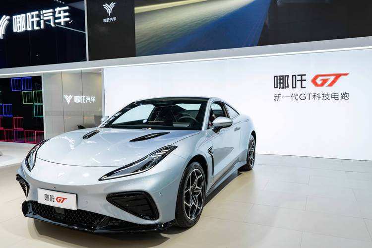 成都大邑县润玛乐企业管理咨询哪吒汽车在智能汽车领域的表现，领途汽车在新能源汽车市场中的影响力